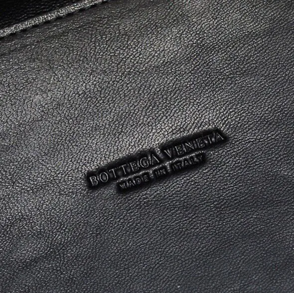 Batch 1860 BottegaVeneta# 🧷Early autumn SLIP tote handbag, the oversized woven design really makes it a huge gap from ordinary tote bags🔗🔗Different color combinations for the inner and outer layers ⛓Daniel Lee leads the brand gene to continue to evolve with fresh inspiration🧬🧬 Showing the balance between luxury and reality👉Sheepskin Size 36*24*12【9892#】